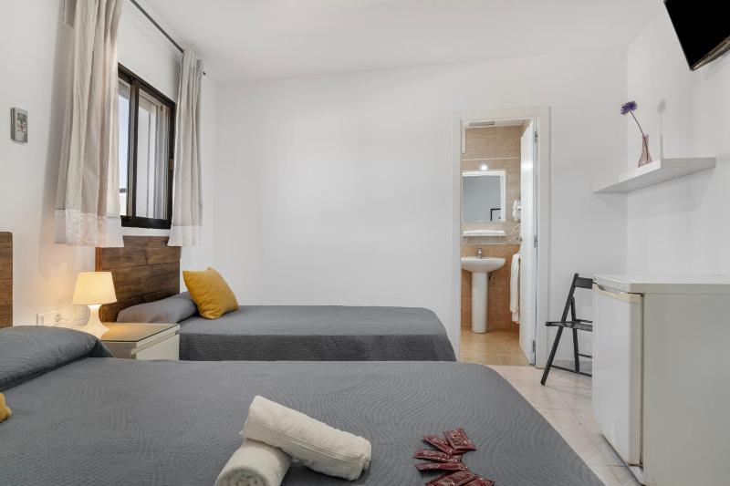 Hostal Avenida - image 28