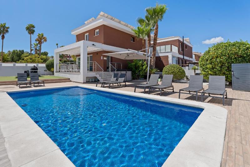 Casa Bos Orange Pool and Jacuzzi - image 1