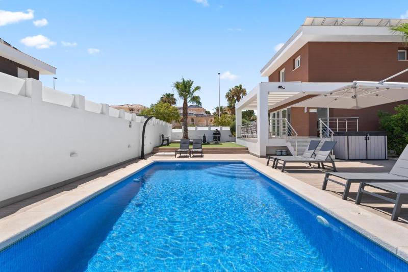Casa Bos Orange Pool and Jacuzzi - image 14