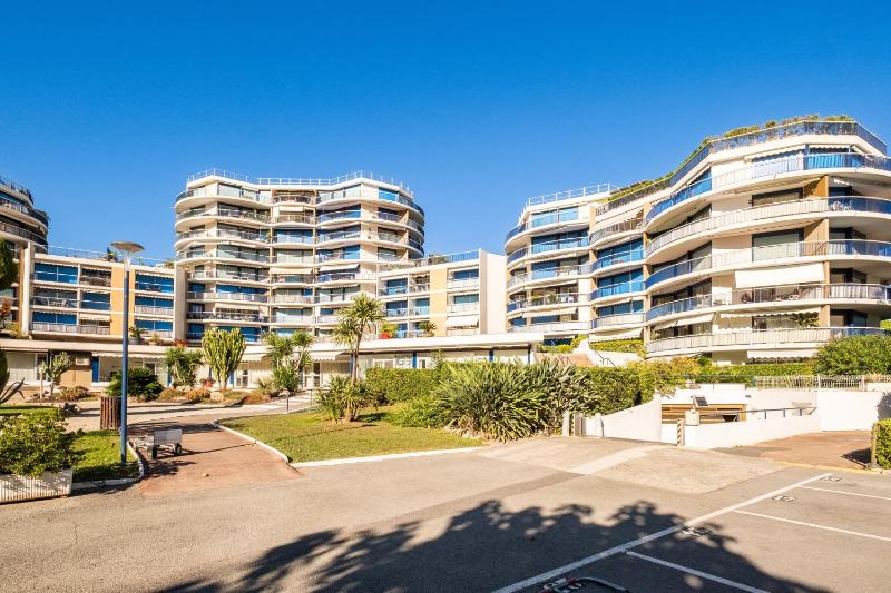 Pretty Flat in the Sun - image 6
