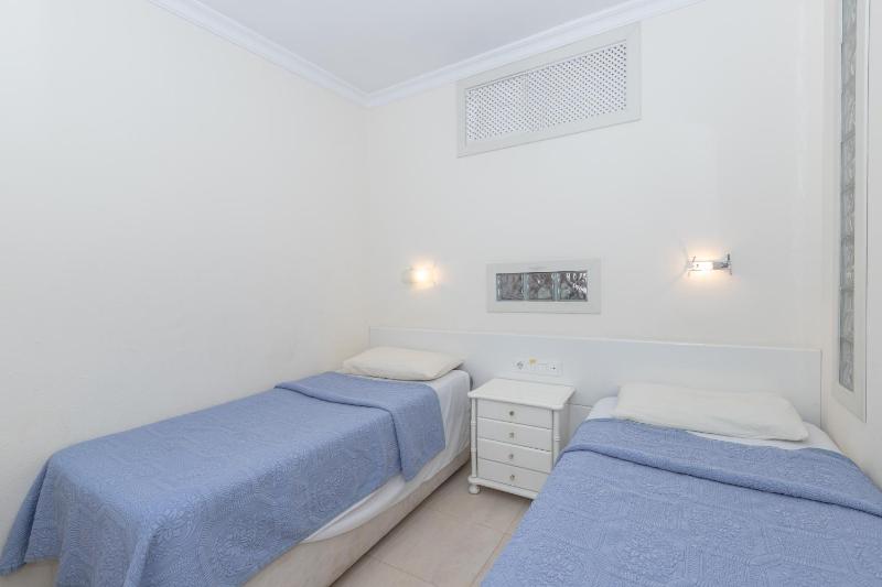 Sunny one bedroom apartment - image 3