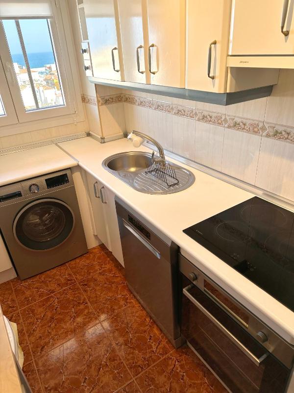 Stunning Sea View 2-bedroom Near - image 7