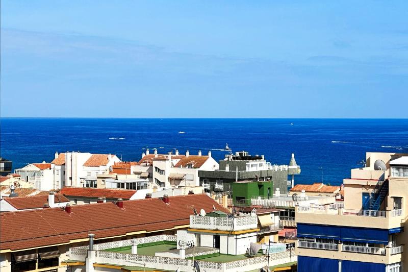 Stunning Sea View 2-bedroom Near - image 9