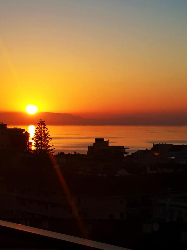 Stunning Sea View 2-bedroom Near - image 8