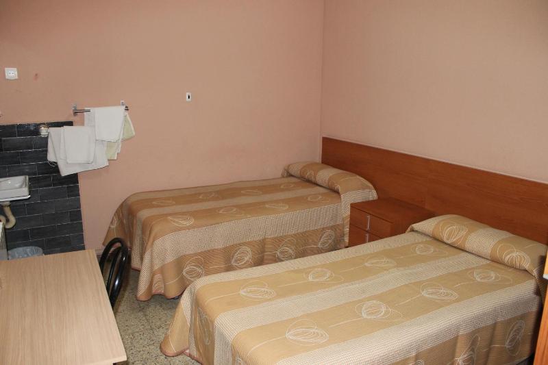 Twin Room with Shared Bathroom image 3