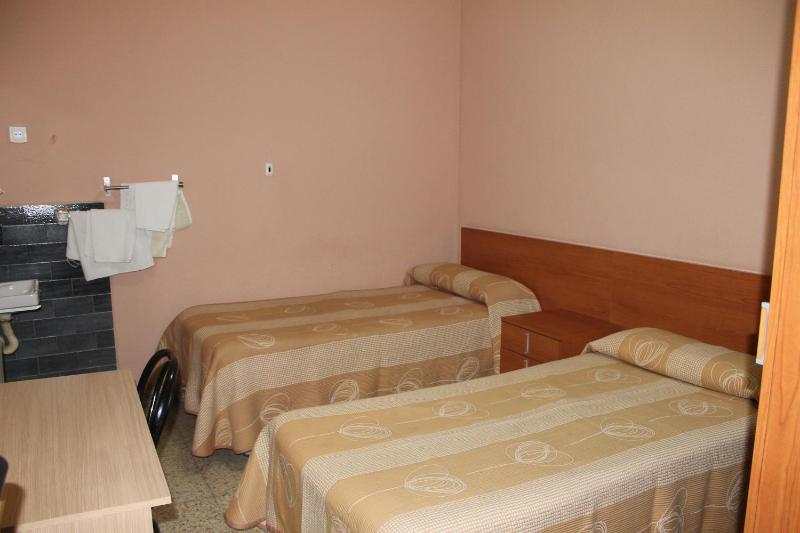 Twin Room with Shared Bathroom image 2
