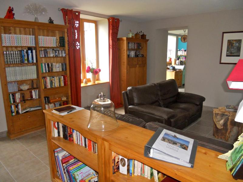 King Room with Roll-In Shower - Disability Access image 3