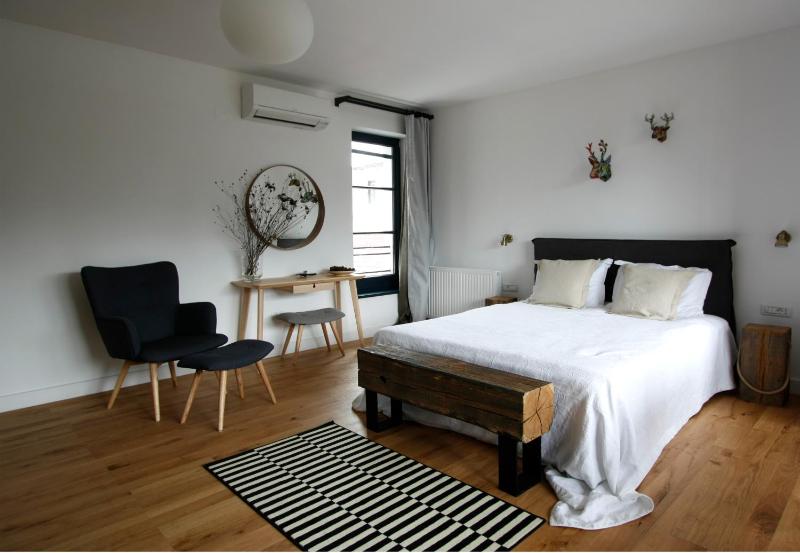 Pine Deluxe Junior Suite image 4