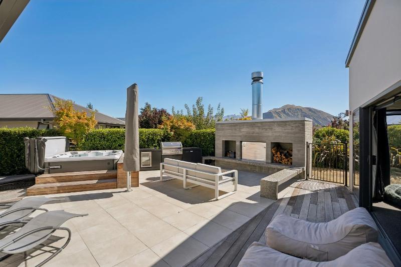 Casa Central - Wanaka Holiday Home - image 1