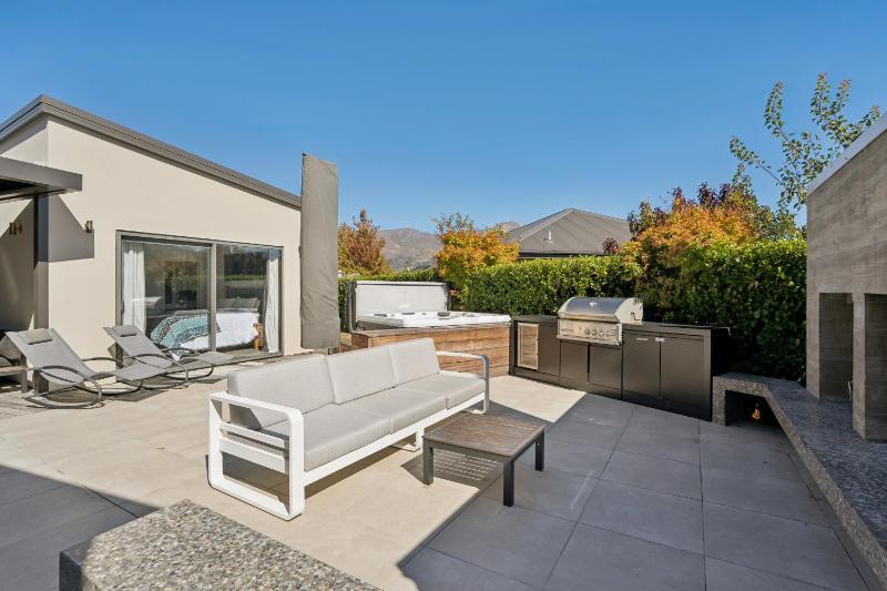 Casa Central - Wanaka Holiday Home - image 21