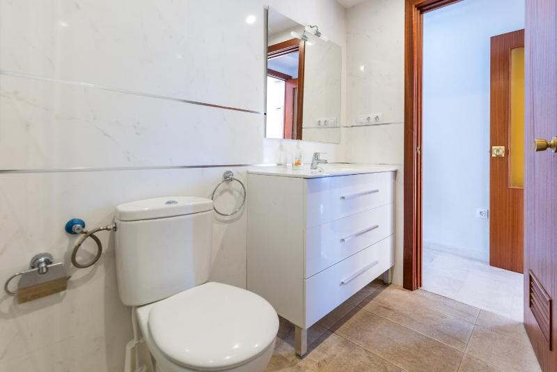Fuengirola City Centre Apartment - image 5