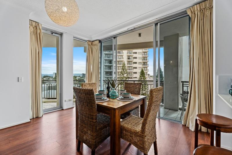Chevron Renaissance Private Apartments - Q Stay - image 9