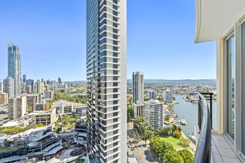 Chevron Renaissance Private Apartments - Q Stay - image 14