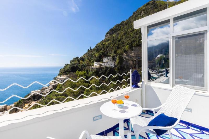 Aurora Luxury Suites Seaview - image 14