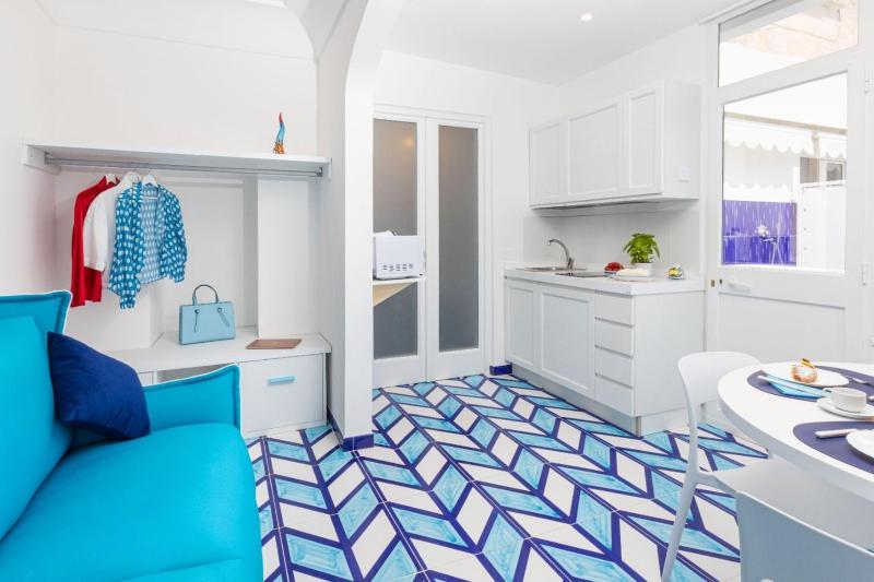 Aurora Luxury Suites Seaview - image 32