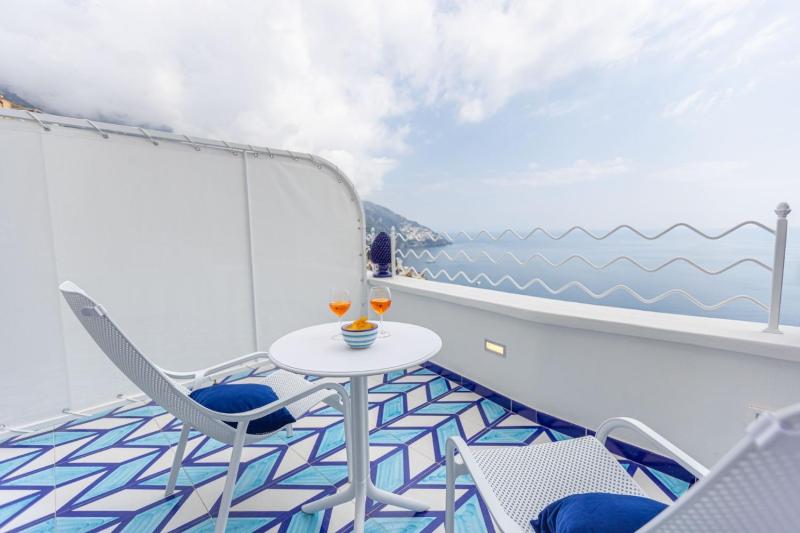 Aurora Luxury Suites Seaview - image 18