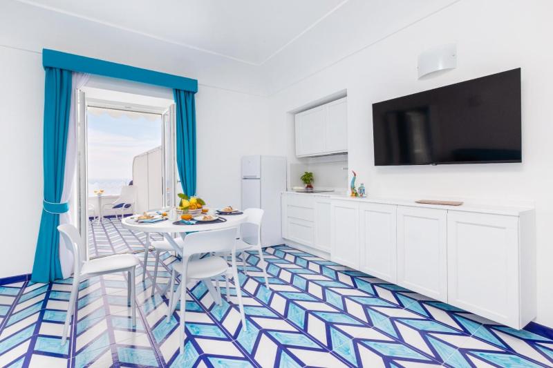 Aurora Luxury Suites Seaview - image 7