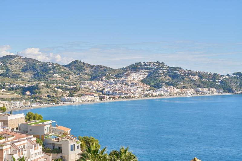 Beautiful House With Splendid Sea - image 11