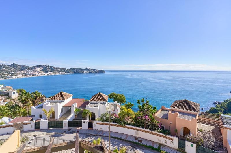 Beautiful House With Splendid Sea - image 40
