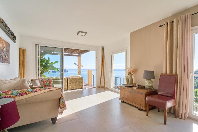 Beautiful House With Splendid Sea - image 18
