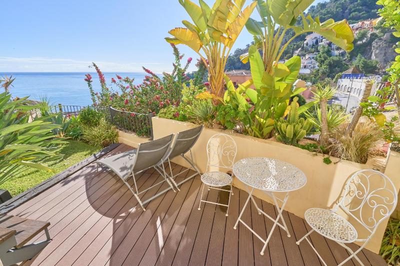 Beautiful House With Splendid Sea - image 3