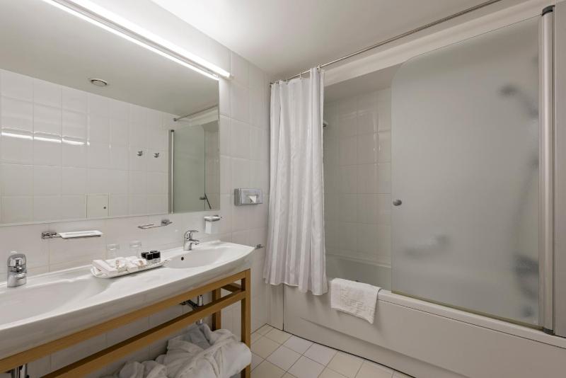 One-Bedroom Apartment with Bath image 2