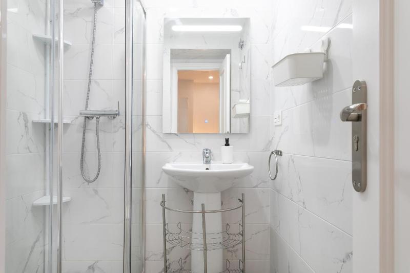 Alison's apartment - image 11