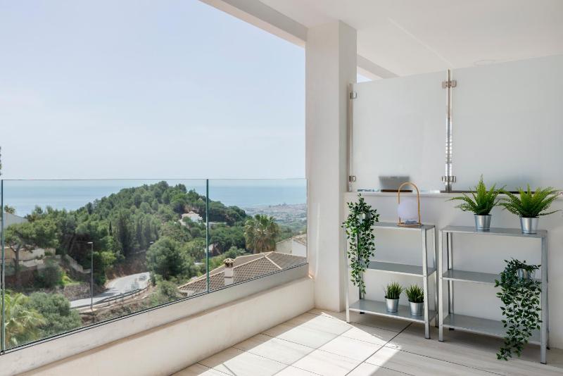 Central Apartment with a view - image 5