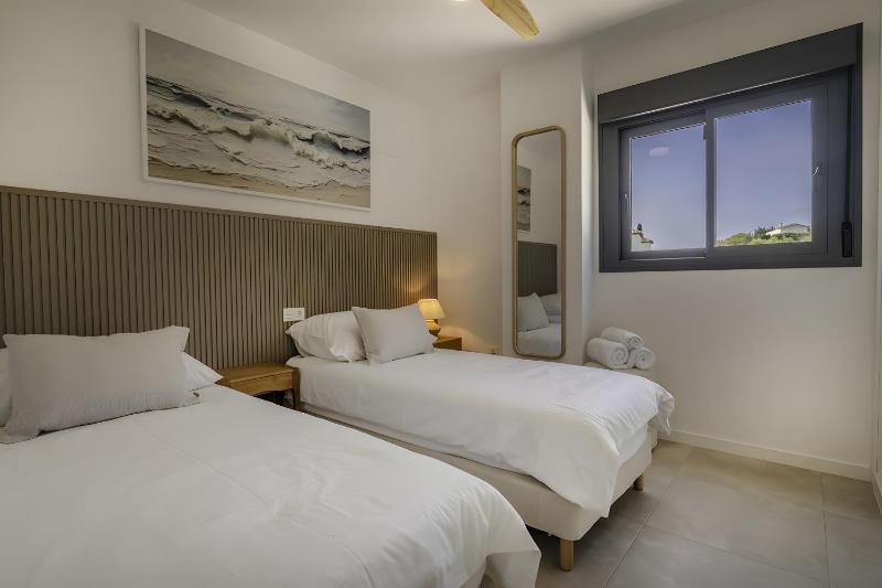 Icon Marina la Ola - image 19