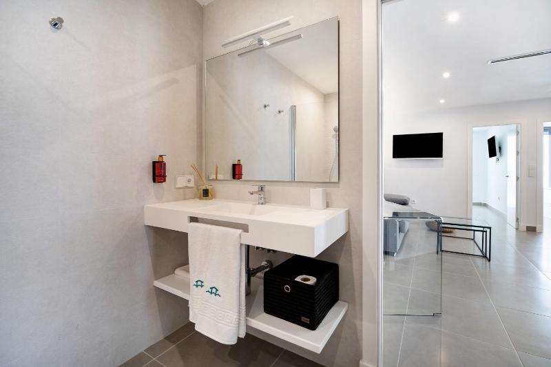 Lola Sea Villa - image 12
