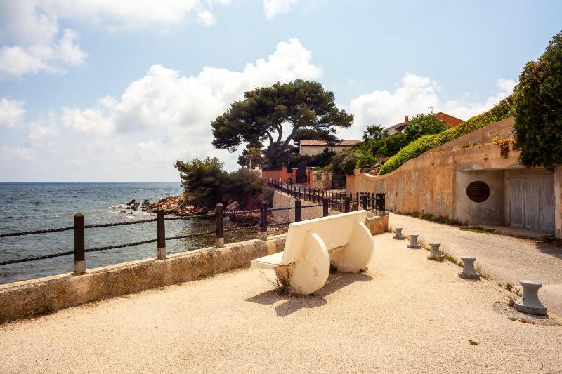 Maison bord de mer piscine et clim - image 16