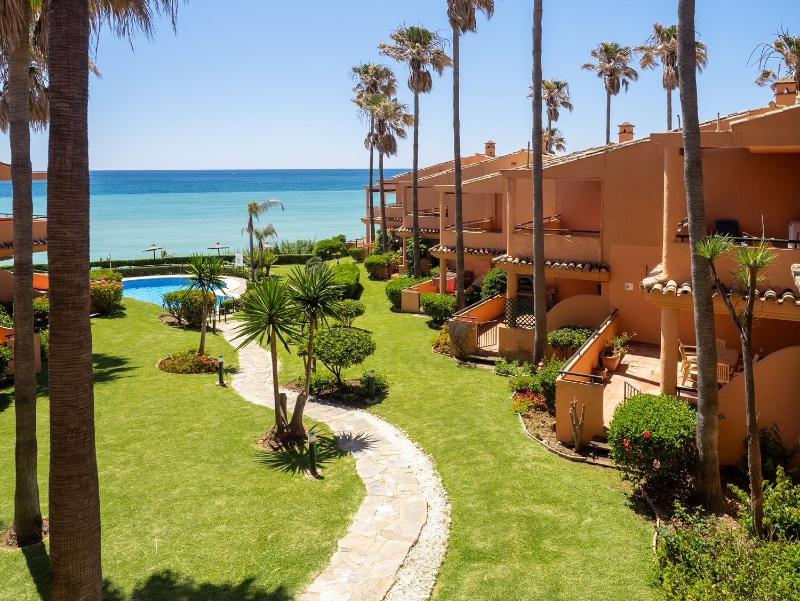 Fantastic beachfront apartment - image 32