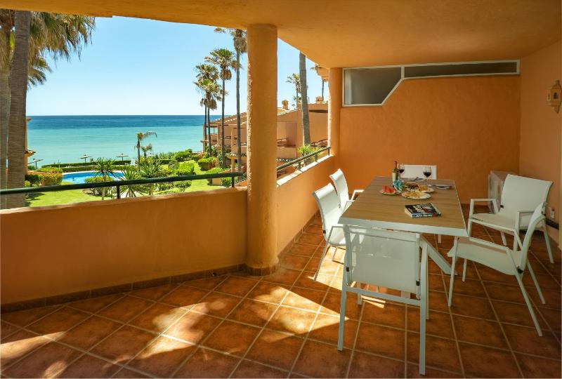 Fantastic beachfront apartment - image 12