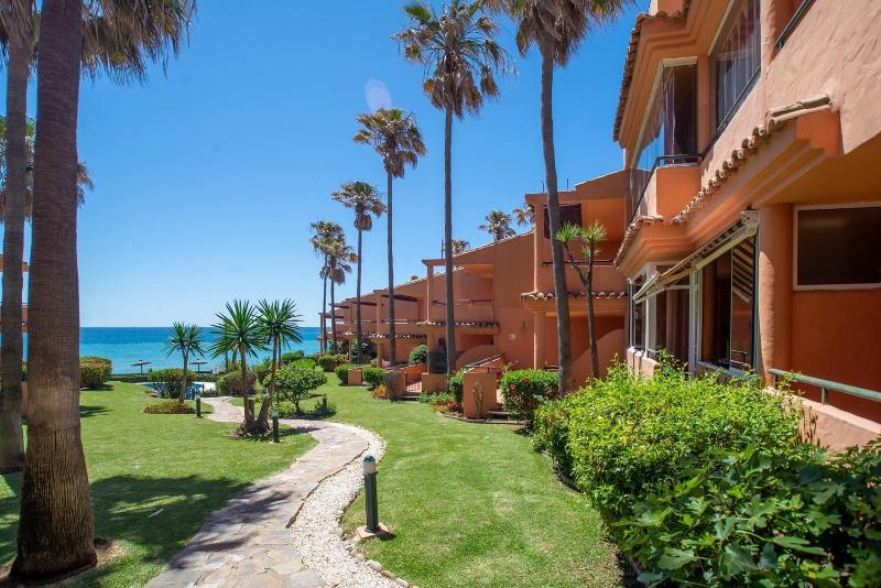 Fantastic beachfront apartment - image 9