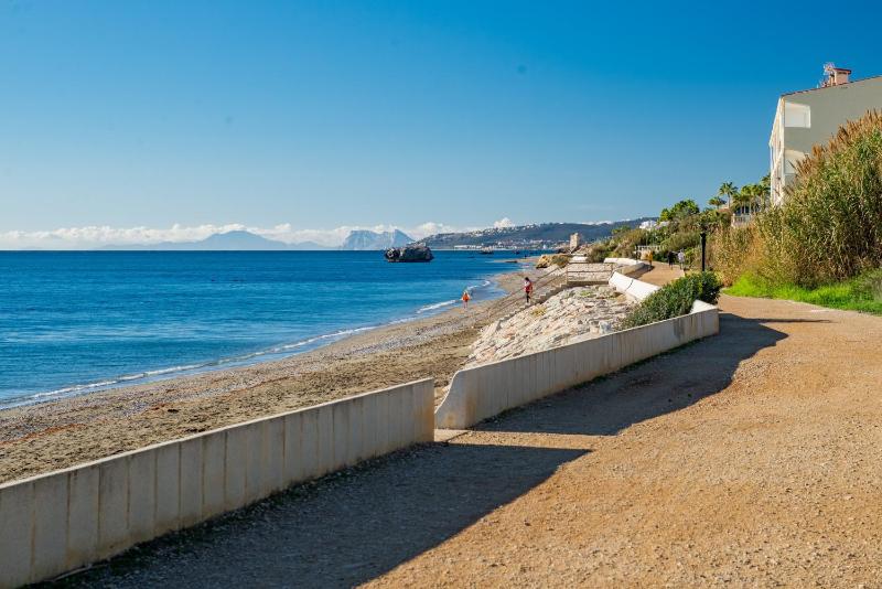 Fantastic beachfront apartment - image 7