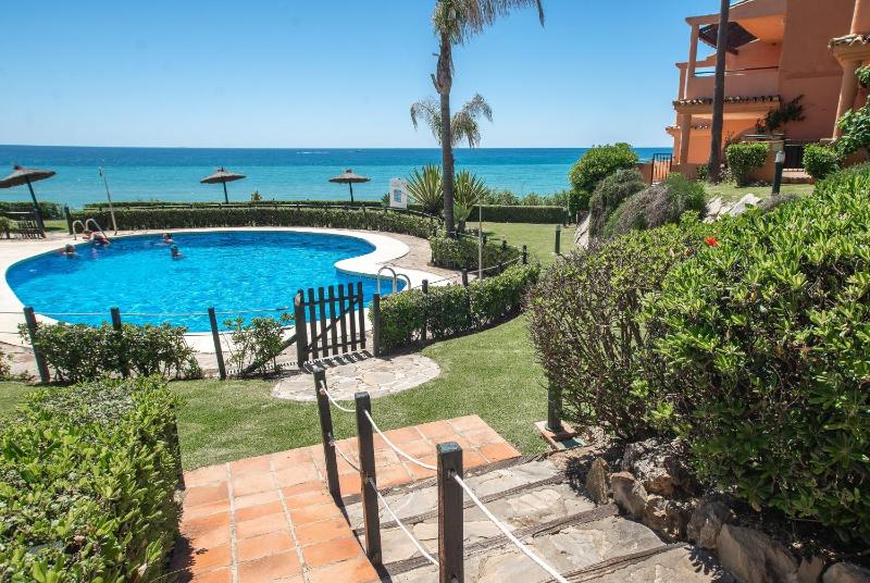 Fantastic beachfront apartment - image 18