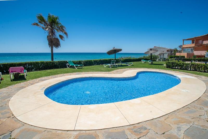 Fantastic beachfront apartment - image 29