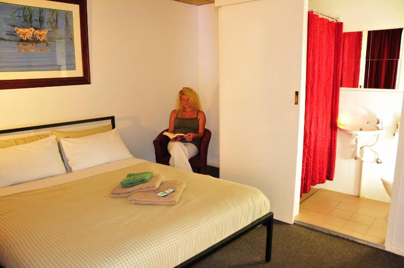 Adelaide Travellers Inn Backpackers Hostel - image 9
