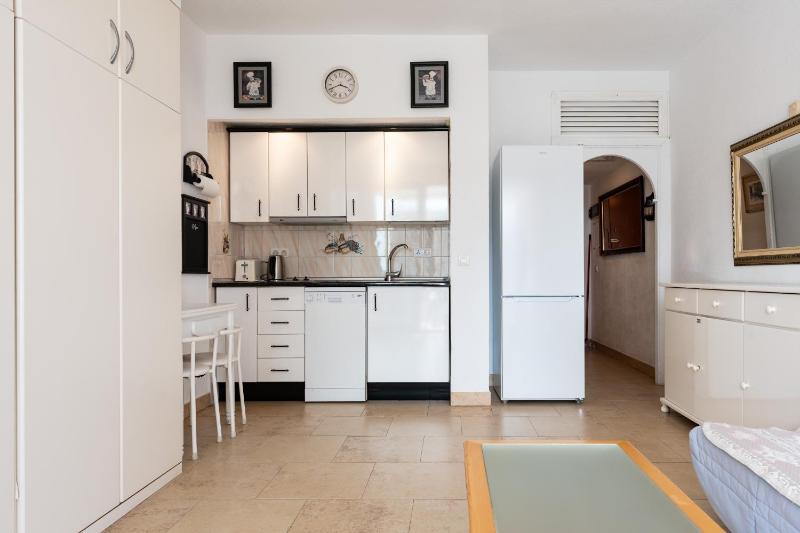 Sunny studio apartment marina view - image 6