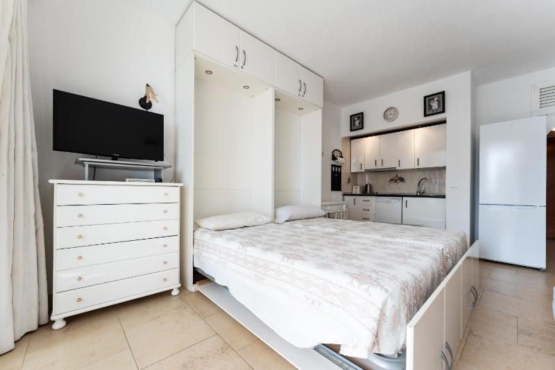 Sunny studio apartment marina view - image 12