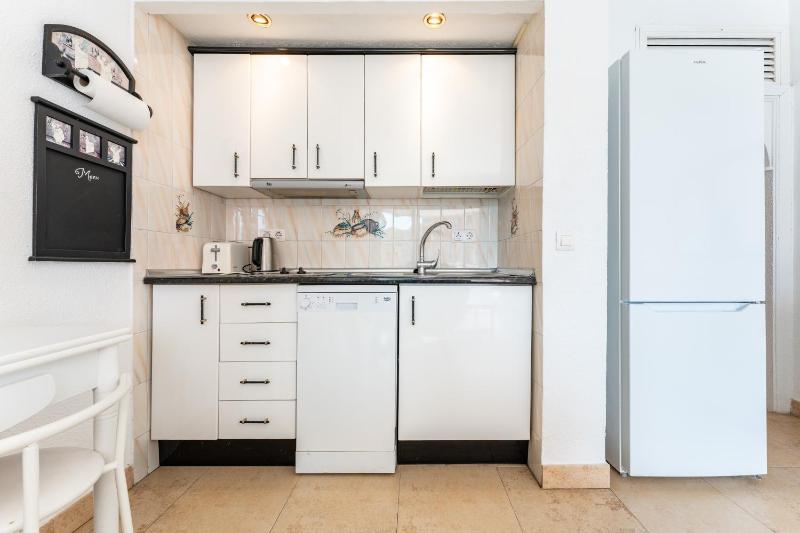 Sunny studio apartment marina view - image 16