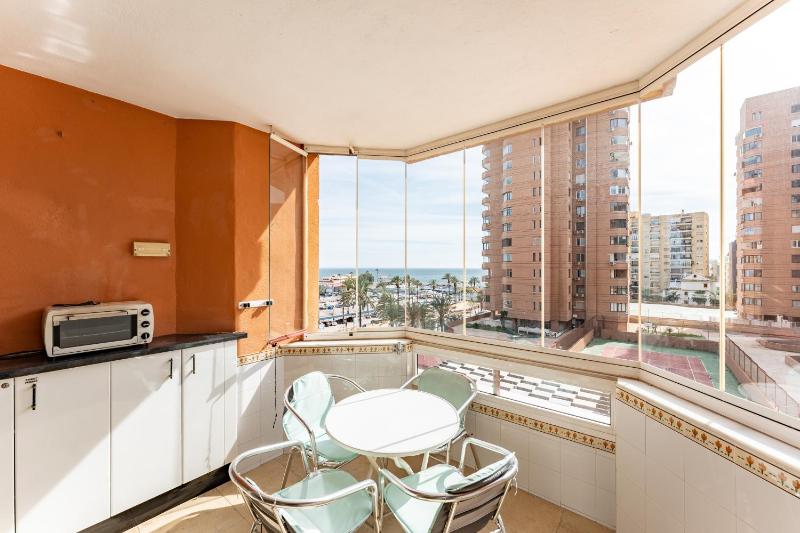 Sunny studio apartment marina view - image 9