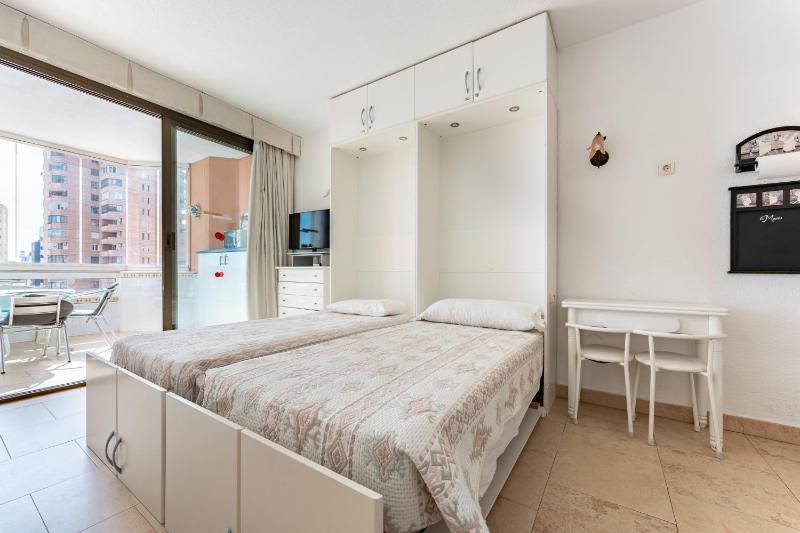 Sunny studio apartment marina view - image 7
