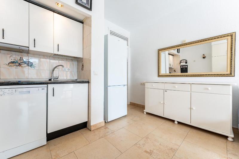 Sunny studio apartment marina view - image 5