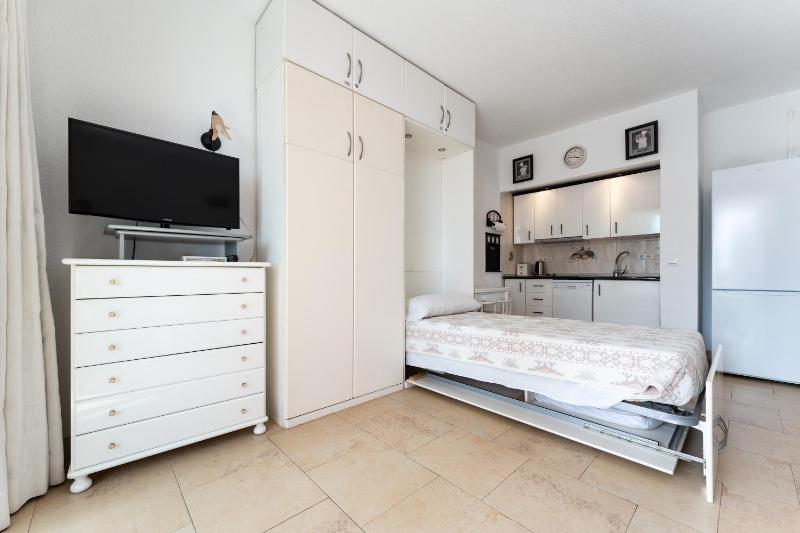 Sunny studio apartment marina view - image 8