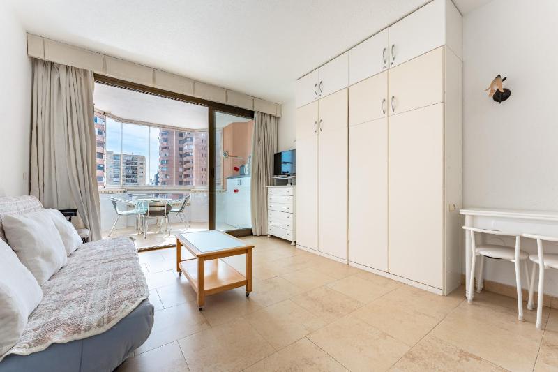 Sunny studio apartment marina view - image 13