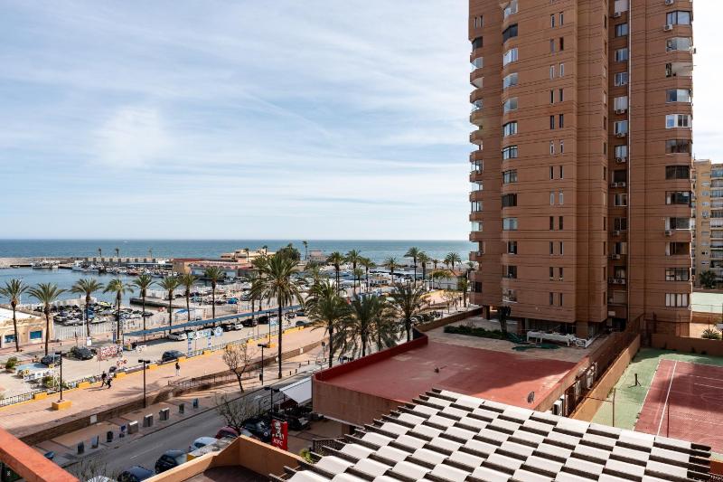 Sunny studio apartment marina view - image 1