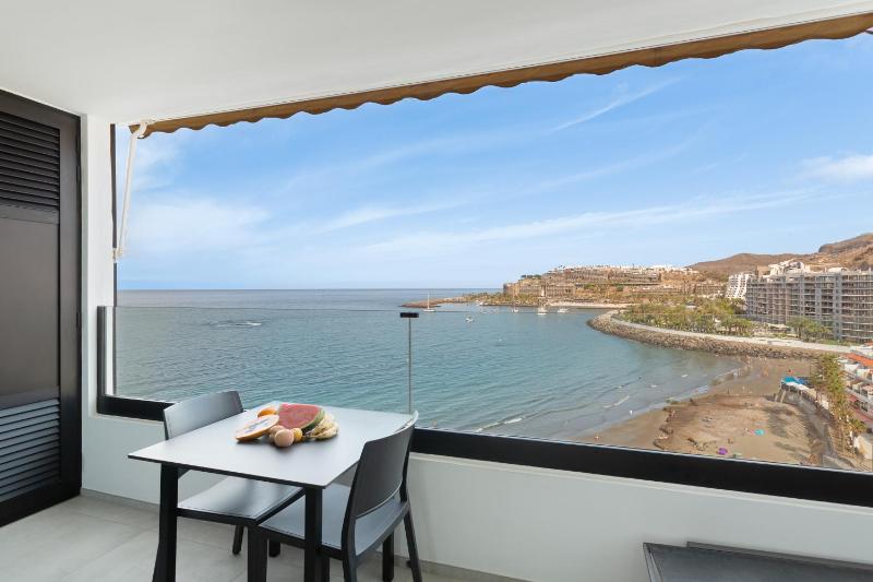 Ocean wave retreat - image 1