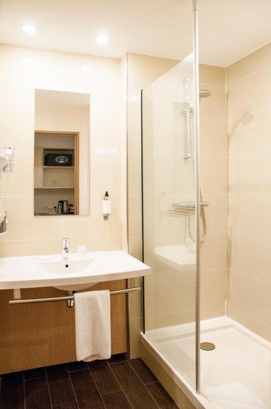 Comfort Queen Room with City View image 3