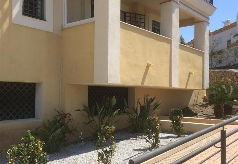 Lux Apartm Beauvivir - image 10